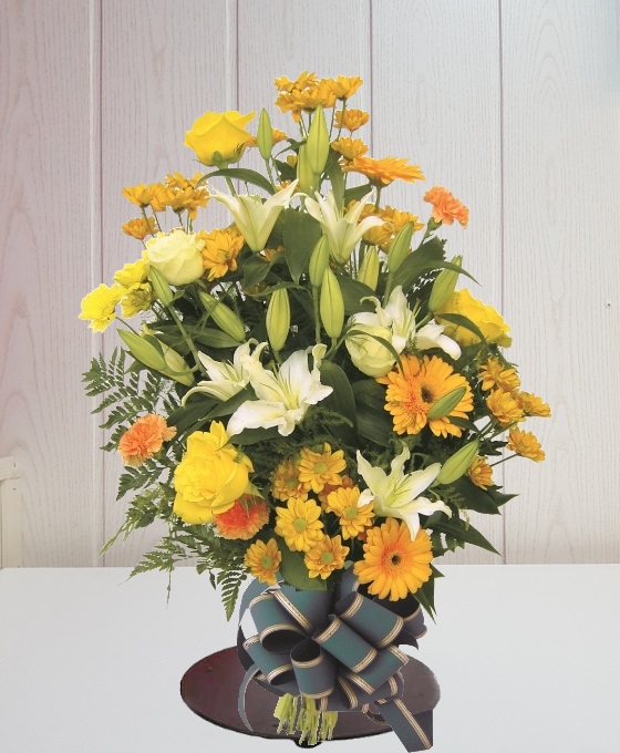 ramo de flores fúnebre en tonos amarillos